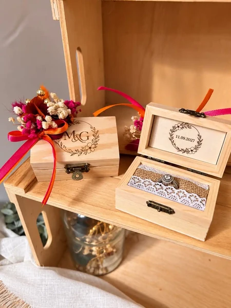 Boîte à alliances avec fleurs