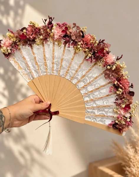 Éventail fleuri en dentelle