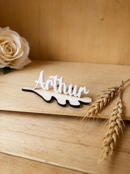 Marque place feuille bois et plexiglass blanc