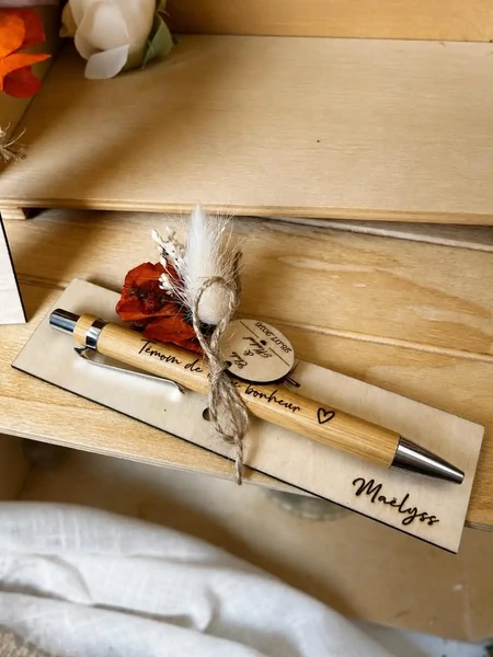 Stylos avec fleurs et support