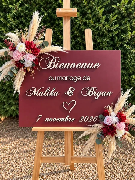panneau de bienvenue en bois avec fleurs