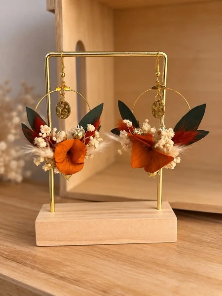 Boucles d’oreilles dorées aux fleurs séchées