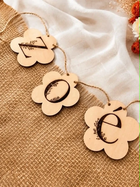 Guirlande prénom personnalisée – Fleurs en bois