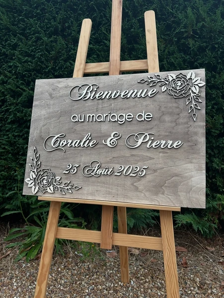 Panneau de bienvenue en bois avec ses fleurs