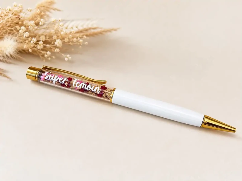 Stylos avec fleurs séchées