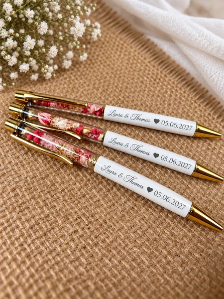 Stylos avec fleurs séchées