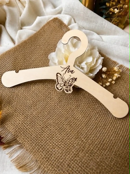 Cintre en bois personnalisé – Thème au choix